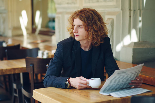  Hipster uomo bere caffè durante la lettura
 - Foto, immagini