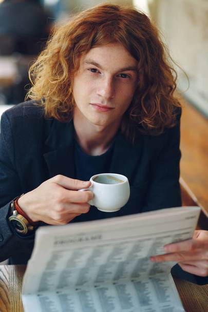 Hipster uomo bere caffè durante la lettura
 - Foto, immagini
