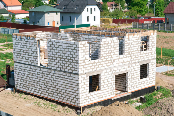 cementu naplněné základy soukromého domu, založení domu ve výstavbě, čerstvé betonové základy - Fotografie, Obrázek