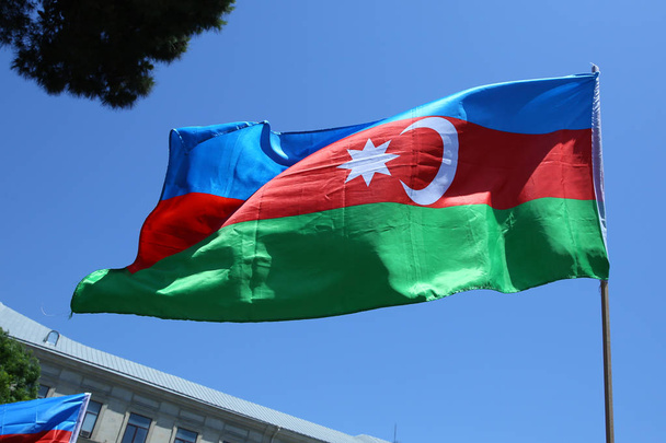 Azerbajdzsán zászlaja, Baku, Azerbajdzsán. Nemzeti jel háttér. Piros zöld kék zászló. Azerbajdzsán zászlaja with Crescent moon. Azerbajdzsán hagyomány hazafias. Szél lengedező zászlók - Fotó, kép