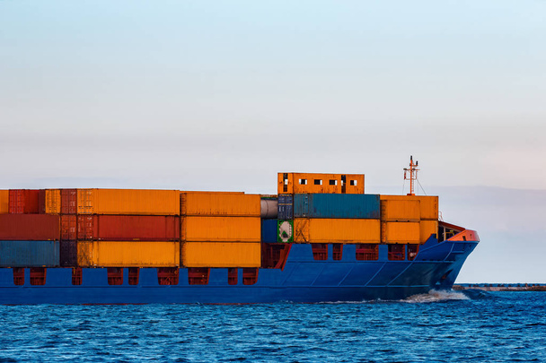 Синій контейнерний корабель. Глобальна логістика та перенесення товарів
 - Фото, зображення