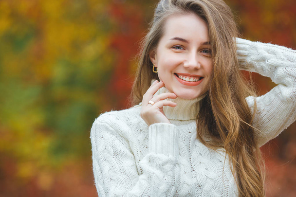 Молода приваблива жінка в осінньому барвистому фоні
 - Фото, зображення