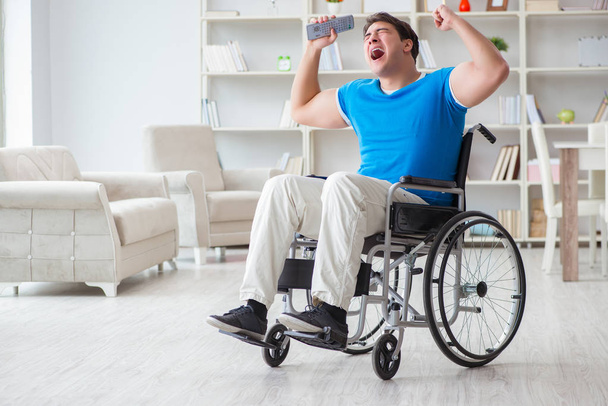 Vammainen mies katsomassa urheilua televisiosta - Valokuva, kuva