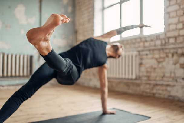 joven haciendo yoga, entrenamiento de fitness en el gimnasio
 - Foto, imagen