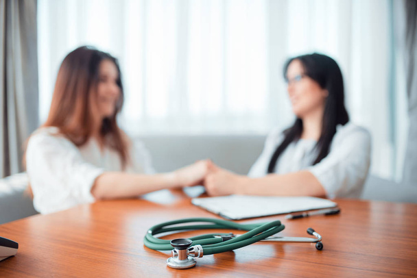 dokter onderzoekt vrouwelijke patiënt, professionele gezondheidszorg, stethoscoop op voorgrond - Foto, afbeelding