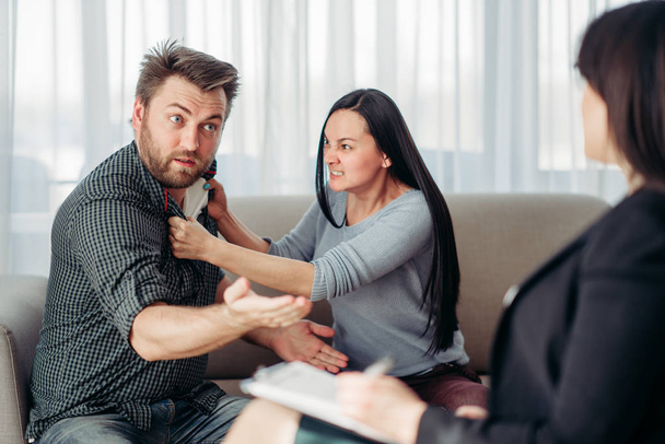 Verrückt wütende Eheleute beim Psychologen, Familienkonflikte - Foto, Bild