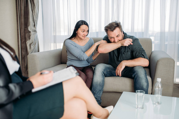 Crazy θυμωμένος σύζυγος και η σύζυγος στο ψυχολόγος, σύγκρουση εργασίας – οικογένειας - Φωτογραφία, εικόνα