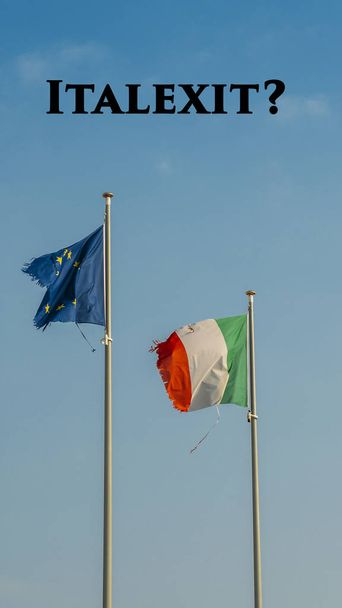 Itálie vlajka a vlajka Evropa mával spolu na stožáru v izolovaných na pozadí modré oblohy. Zpráva na nejvyšší writen Italexit, což je zkratka pro Itálii výjezd z Evropské unie. - Fotografie, Obrázek