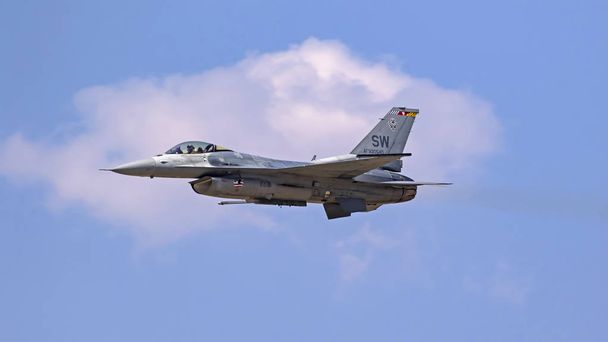 Repülőgép F-16 Falcon vadászrepülőgép repül a hangár 24 Airshow Kaliforniában. Redlands, California, Amerikai Egyesült Államok - is 18,2018. Hágár 24 Airshow Redlands, Kalifornia felvázoló sok repülő repülőgépek előadások, beleértve a F-18 Hornet és a F-16 fúvókák. - Fotó, kép