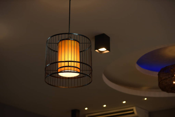 Lamp verlichting in modern interieur - Foto, afbeelding