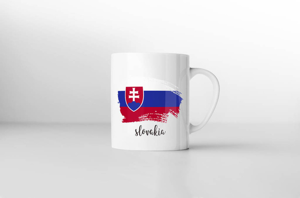 Flaga Słowacji z pamiątkami kubek na białym tle. renderowania 3D. - Zdjęcie, obraz