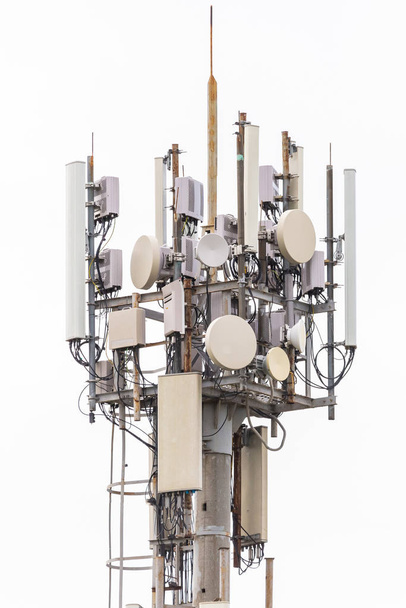 Kommunikációs mobiltelefon torony fehér háttér. - Fotó, kép