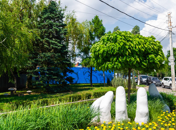 Rostov em Don, Rússia, 25 de maio de 2018: Mão Escultura da Vida na avenida Stachki em Rostov em Don
. - Foto, Imagem