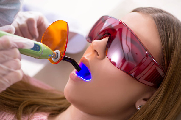 Potilaan vierailu hammaslääkäriin säännöllistä tarkastusta ja täyttöä varten - Valokuva, kuva