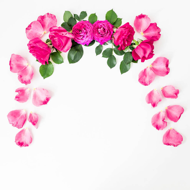 Вид сверху на розовые цветы, изолированные на белом фоне
 - Фото, изображение