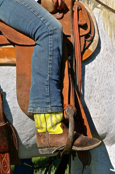 Καουμπόη φορώντας τζιν με boot σε του αναβολέα γέμισαν αλόγου - Φωτογραφία, εικόνα
