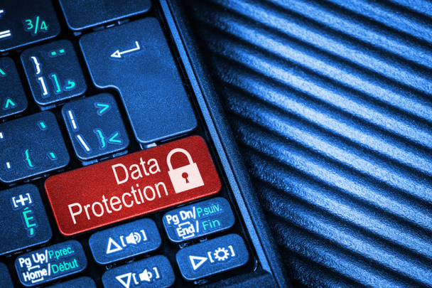 Close-up de teclado laptop computador com botão vermelho conceito de proteção de dados e espaço de cópia. Ideia de segurança na Internet, privacidade de dados, prevenção de crimes cibernéticos
. - Foto, Imagem