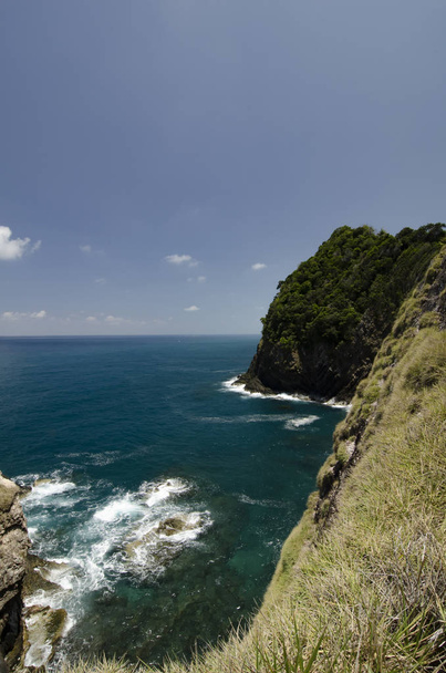 Ukryte piękno Kapas Island znajduje się w Terenganu, Malezji w słoneczny dzień. błękitne niebo i czystą wodę morską. - Zdjęcie, obraz
