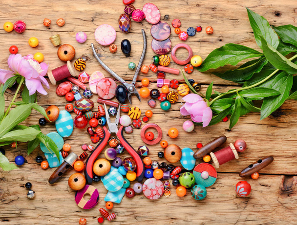 Parels, kleurrijke kralen voor handwerk en pioen. Mode kralen - Foto, afbeelding