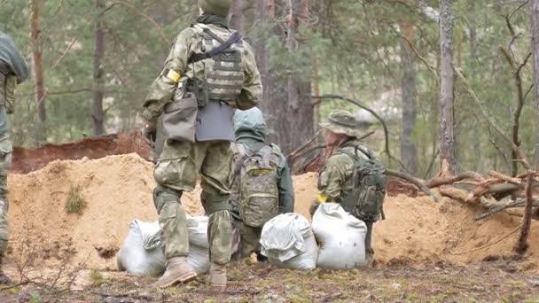 Soldados em camuflagem com armas de combate estão sendo disparados no abrigo da floresta, o conceito militar
 - Filmagem, Vídeo