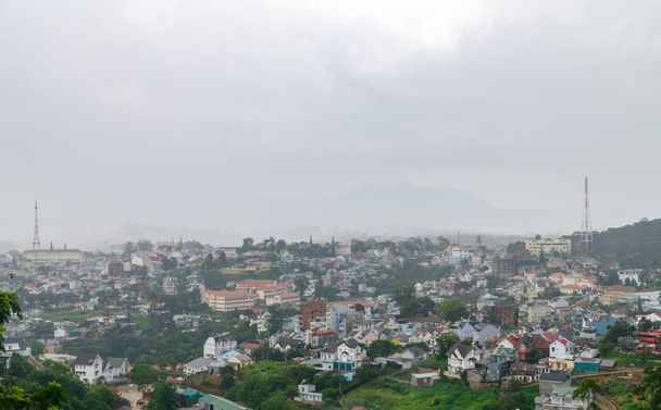 Αστικό τοπίο του Νταλάτ, Βιετνάμ με την ομίχλη στην περίοδο των βροχών, Da Lat είναι μια γνωστή πόλη για το ταξίδι στο Βιετνάμ. Πόλη του έρωτα και λουλούδια. - Φωτογραφία, εικόνα