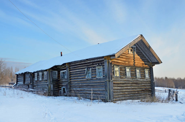 Typical wooden house of the 19th-20th centuries in the village of Syrya in winter. Arkhangelsk region, Onega district - Foto, Bild