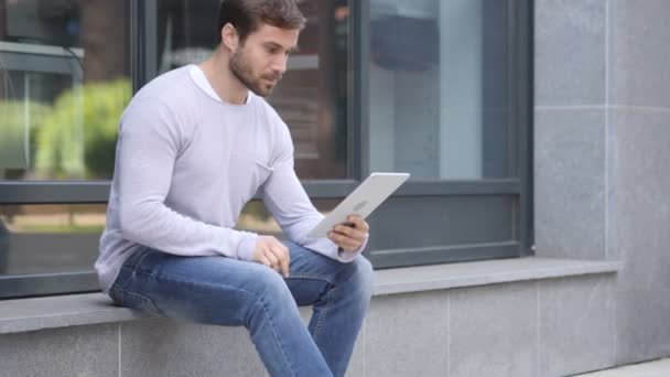 Chat de vídeo en línea mientras está sentado fuera de la oficina
 - Imágenes, Vídeo
