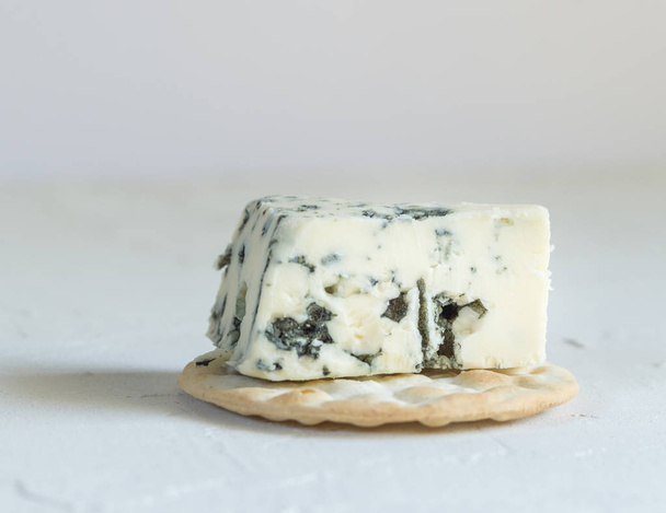Rokfor mavi peynir rustik beyaz masada kraker üzerinde - Fotoğraf, Görsel