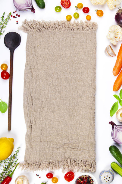 Beyaz arka plan üzerinde renkli gıda maddeleri - Fotoğraf, Görsel