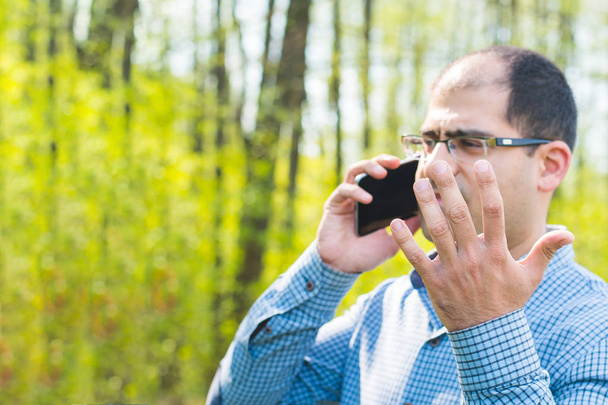 чоловік схвильовано розмовляє по телефону на відкритому повітрі
 - Фото, зображення