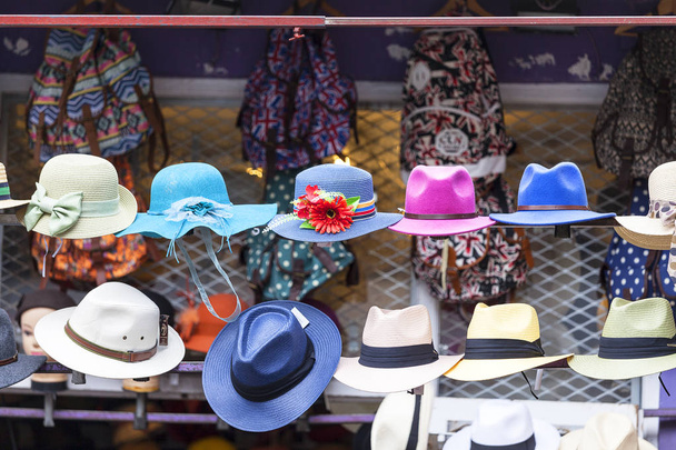 London, Verenigd Koninkrijk - 23 juni 2017: Notting Hill, straat winkel met kleurrijke hoeden - Foto, afbeelding