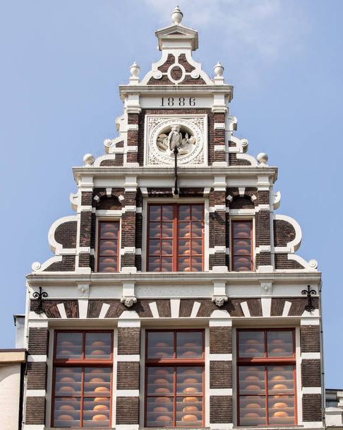 Typische puntgevel huizen op Damrak straat in Amsterdam, Holland, Nederland - Foto, afbeelding