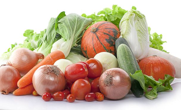 Samenstelling met verscheidenheid aan rauwe biologische groenten en fruit. Evenwichtige voeding - Foto, afbeelding