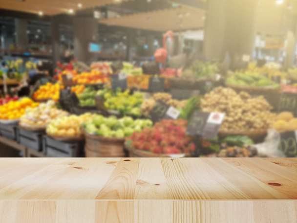 Boş tahta masa kurulu ve süpermarket meyve arka plan bulanık. alan ürün görüntülenmesi için. - Fotoğraf, Görsel