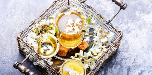 Leczenie ziołowe herbaty z miodem z kwiatów akacji. Herbata ziołowa - Zdjęcie, obraz