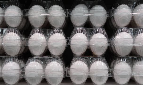 Átlátszó tojástálca a hűtött élelmiszerboltban - Fotó, kép