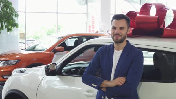 Χαρούμενος νεαρός χαμογελώντας δείχνει τα κλειδιά του αυτοκινήτου του νέο αυτοκίνητο - Πλάνα, βίντεο
