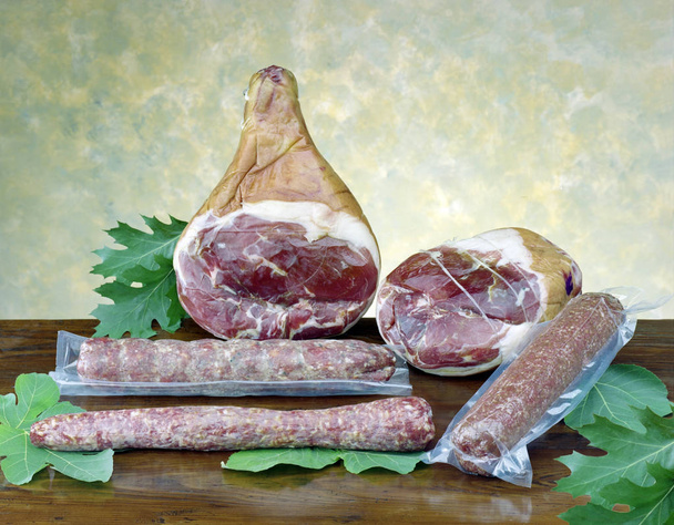 jambon cru, varier le type de salami, sur une table en bois
 - Photo, image