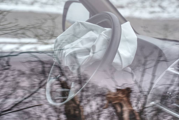 Airbag esploso in un'auto SUV. Auto distrutta con airbag aperti dopo l'incidente
 - Foto, immagini