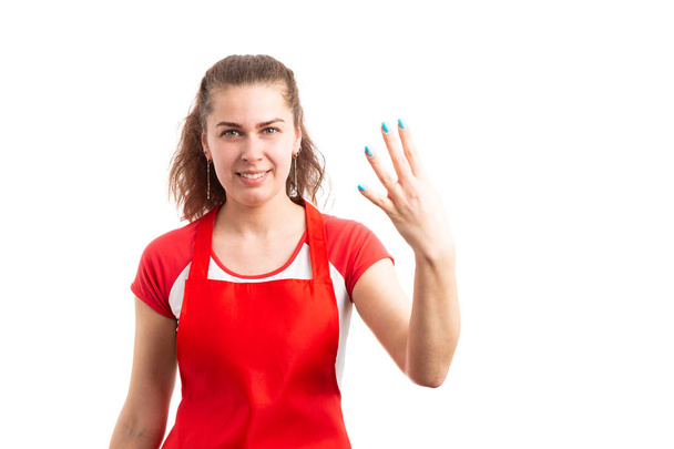 Jeune femme supermarché ou employé d'hypermarché montrant le numéro quatre avec les doigts comme concept de travailleur de comptage isolé sur fond blanc
 - Photo, image
