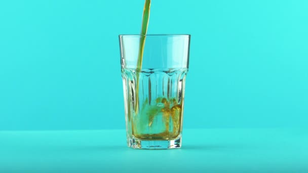 4K gros plan de boisson froide au cola soda pétillant dans un verre facetté sur fond bleu coloré en studio
 - Séquence, vidéo