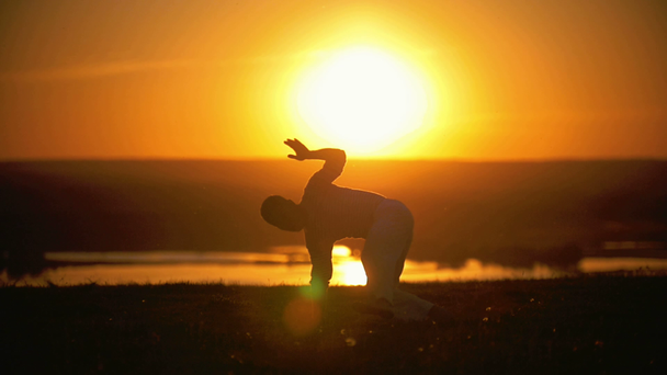 Artes marciales capoeira, salto acrobático mano a pie, puesta de sol, cámara lenta
 - Metraje, vídeo