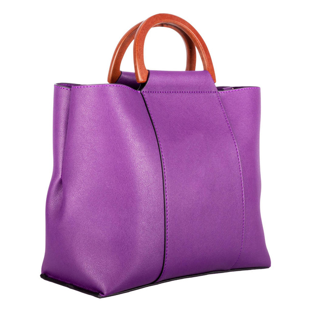 Модна фіолетова класична жіноча сумка з твердої шкіри з натуральною текстурою та дерев'яними ручками три чверті зору, ізольована на білому тлі
 - Фото, зображення