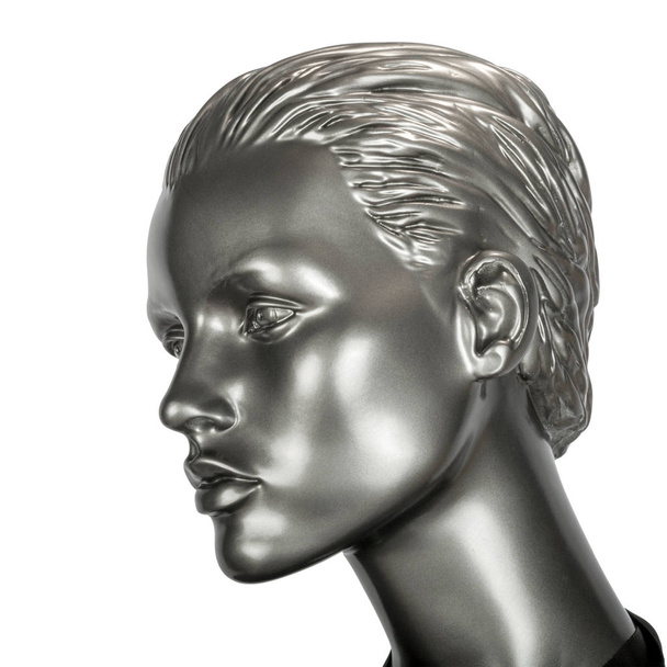 Stříbřitá plastová hlava krásné figuríny izolovaných na bílém pozadí - Fotografie, Obrázek