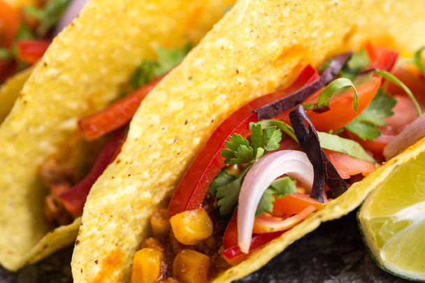 Taco mexikói kukorica héj kő háttér zöldségekkel - Fotó, kép