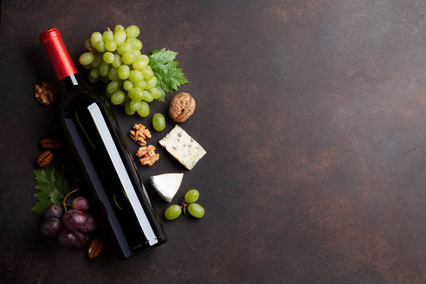 Wein, Trauben, Nüsse und Käse. Ansicht von oben mit Platz für Ihren Text - Foto, Bild