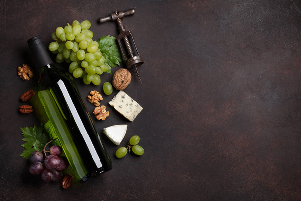 Wein, Käse, Trauben und Nüsse. Ansicht von oben mit Platz für Ihren Text - Foto, Bild