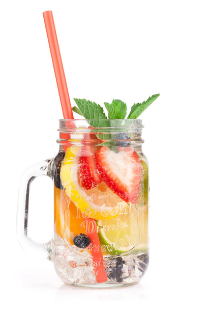 Verse limonade pot met zomer fruit en bessen. Geïsoleerd op witte achtergrond - Foto, afbeelding