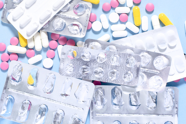 Tabletten, Kapseln und leere Verpackungen - Foto, Bild