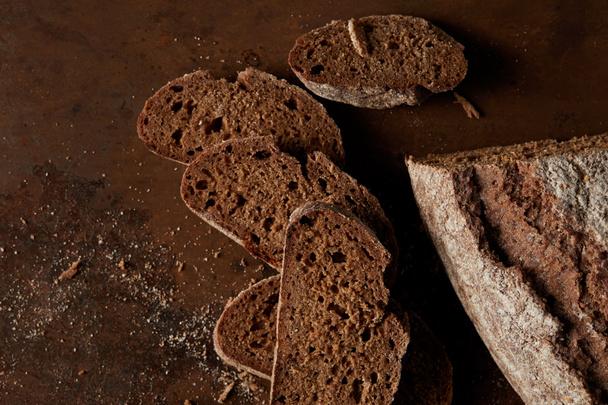 вид зверху на хліб і скибочки хліба на сільському металевому столі
 - Фото, зображення